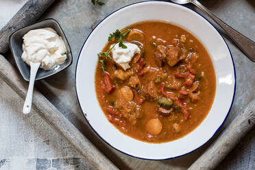 Schale mit verzehrfertiger Soljanka-Suppe mit saurer Sahne und Petersilie - SBDF04547