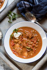 Schale mit verzehrfertiger Soljanka-Suppe mit saurer Sahne und Petersilie - SBDF04548