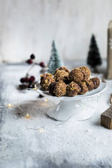 Cakestand with round walnut cookies - SBDF04553