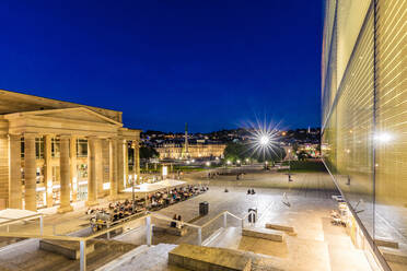 Deutschland, Baden-Württemberg, Stuttgart, Schlossplatz und Eingang zum Einkaufszentrum Königsbau bei Nacht - WDF06995