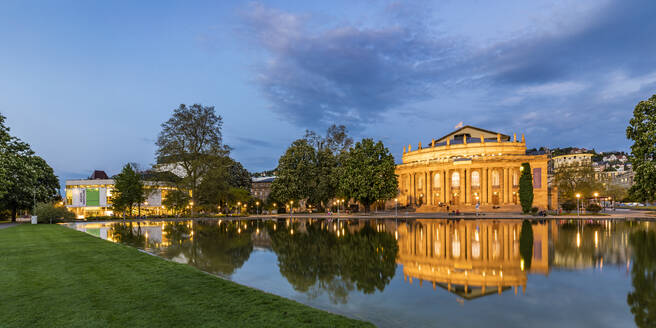 Deutschland, Baden-Württemberg, Stuttgart, Panoramablick auf den Schlossgarten in der Abenddämmerung mit dem Staatstheater Stuttgart im Hintergrund - WDF06999