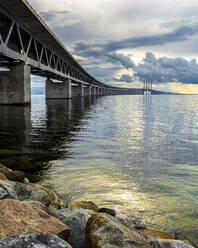 Dänemark, Kopenhagen, Wolken über der Öresundbrücke in der Abenddämmerung - STSF03402