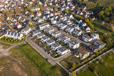Deutschland, Baden-Württemberg, Waiblingen, Luftaufnahme von modernen Vorstadtwohnungen - WDF07001