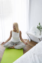 Frau macht Yoga zu Hause - SVKF00435