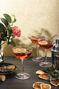 Frische Preiselbeer-Champagner-Cocktails garniert mit Orange und Rosmarin - ACTF00235