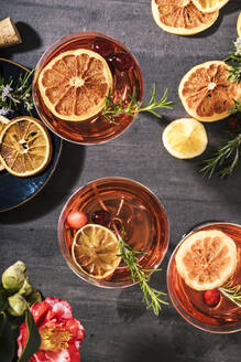 Preiselbeer-Champagner-Cocktails garniert mit Orange und Rosmarin - ACTF00236