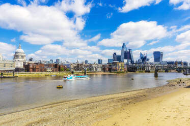 Vereinigtes Königreich, England, London, Sandiges Ufer der Themse mit der Skyline der Stadt im Hintergrund - THAF03084