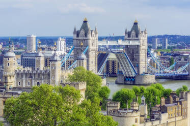 UK, England, London, Tower Bridge and surrounding buildings - THAF03087