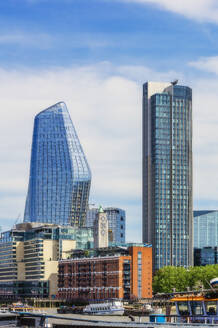 UK, England, London, Skyline mit hohen modernen Wolkenkratzern - THAF03091