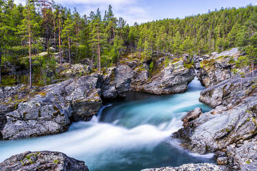 Norwegen, Innlandet, Langzeitbelichtung des Flusses Sjoa, der durch die Ridderspranget-Schlucht im Jotunheimen-Nationalpark fließt - STSF03418