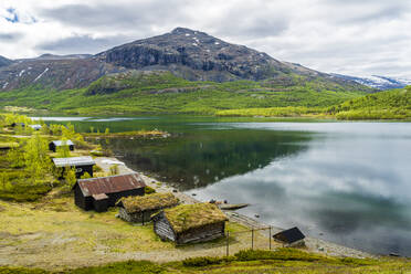 Norwegen, Innlandet, Abgelegene Hütten am Seeufer im Jotunheimen-Nationalpark - STSF03424