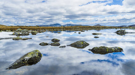 Norwegen, Innlandet, Wolken spiegeln sich auf der Oberfläche eines Flusses im Jotunheimen-Nationalpark - STSF03427