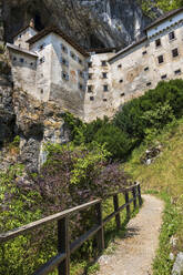 Slowenien, Predjama, Fußweg zur Burg Predjama - ABOF00787