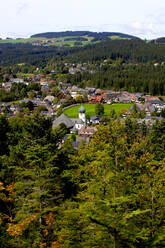 Deutschland, Baden-Württemberg, Hinterzarten, Dorf im Schwarzwald - JTF02136