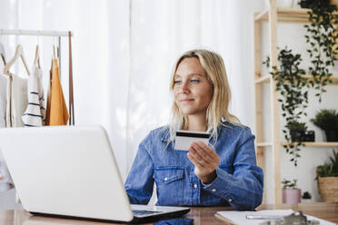 Geschäftsfrau beim Online-Einkauf mit Kreditkarte im Home-Office - EBBF05784