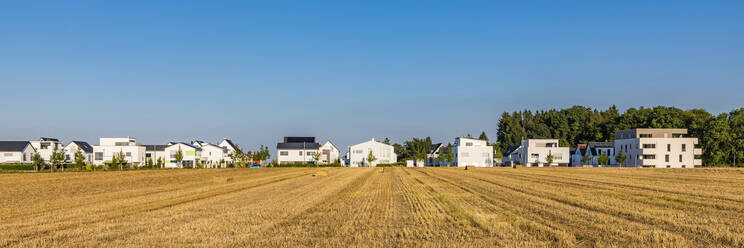 Deutschland, Baden-Württemberg, Ulm, Panoramablick auf modernen Vorort mit Feld im Vordergrund - WDF07007