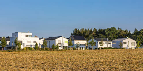 Deutschland, Baden-Württemberg, Ulm, Panoramablick auf modernen Vorort mit Feld im Vordergrund - WDF07008