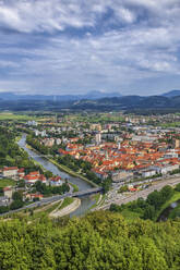 Slowenien, Savinja, Celje, Luftaufnahme der Altstadt am Flussufer im Sommer mit Hügeln im Hintergrund - ABOF00792