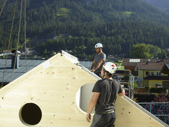 Arbeiter mit Schutzhelm bei der Arbeit auf der Baustelle - CVF02131