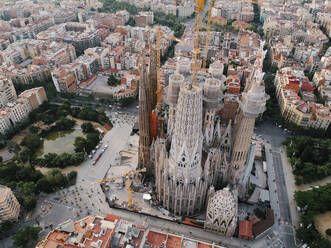 Spanien, Katalonien, Barcelona, Luftaufnahme der Basilika Sagrada Familia - MMPF00226