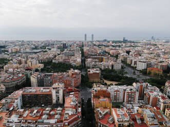 Spanien, Katalonien, Barcelona, Luftaufnahme von Wohnungen in einem Wohnviertel - MMPF00230