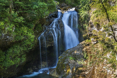 Slowenien, Langzeitbelichtung eines Wasserfalls am Fluss Radovna, der durch die Vintgar-Schlucht fließt - ABOF00795