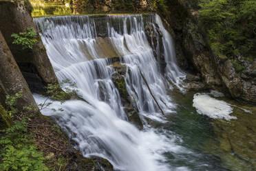 Slowenien, Langzeitbelichtung eines Wasserfalls am Fluss Radovna, der durch die Vintgar-Schlucht fließt - ABOF00804