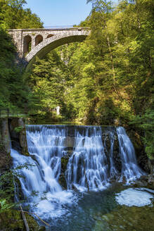 Slowenien, Bogenbrücke über den Wasserfall des Flusses Radovna, der durch die Vintgar-Schlucht fließt - ABOF00805