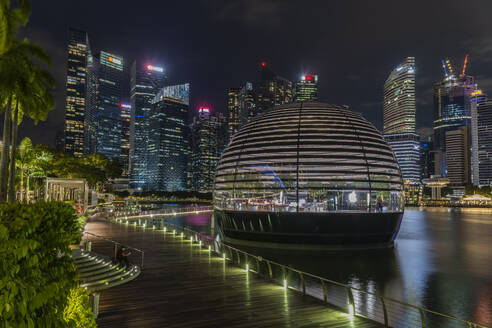 Singapur, Küstenpromenade bei Nacht mit Apple Marina Bay Sands und Wolkenkratzern im Hintergrund - TOVF00302