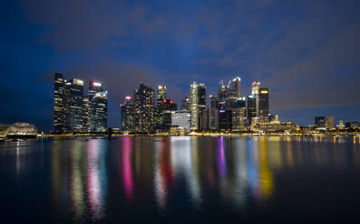 Singapore, Skyline of tall coastal skyscrapers at night - TOVF00303