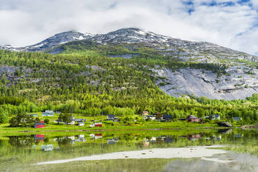 Norway, Nordland, Morsvikbotn, Fishing village on coast of Morsvikfjorden - STSF03430