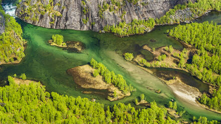 Norwegen, Nordland, Blick auf den Fluss Nordfjordelva, der durch ein Tal im Rago-Nationalpark fließt - STSF03432