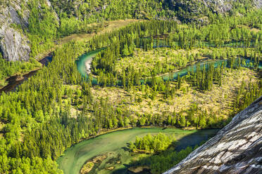Norwegen, Nordland, Blick auf den Fluss Nordfjordelva, der durch ein Tal im Rago-Nationalpark fließt - STSF03433