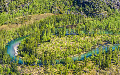 Norwegen, Nordland, Blick auf den Fluss Nordfjordelva, der durch ein Tal im Rago-Nationalpark fließt - STSF03435