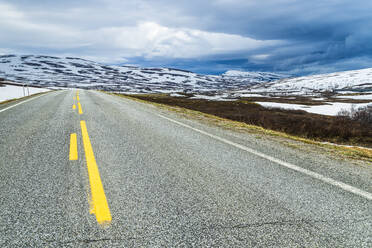 Norway, Nordland, Empty asphalt road in Saltfjellet range - STSF03441