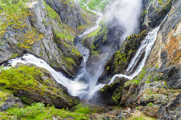 Norwegen, Vestland, Blick auf den Wasserfall Voringfossen, der in das Tal Mabodalen plätschert - STSF03446