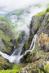 Norwegen, Vestland, Blick auf den Wasserfall Voringfossen, der in das Tal Mabodalen plätschert - STSF03447