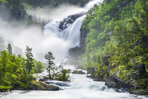 Norwegen, Vestland, Langzeitbelichtung des Nyastolfossen-Wasserfalls im Hardangervidda-Gebirge - STSF03449