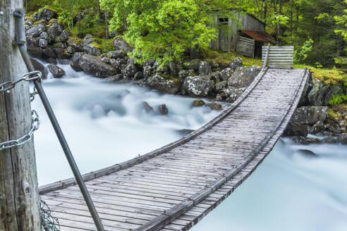 Norwegen, Vestland, Holzbrücke über einen Fluss im Hardangervidda-Gebirge - STSF03451