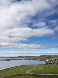 UK, Schottland, Wolken über einem Küstendorf in den nordwestlichen Highlands - HUSF00297