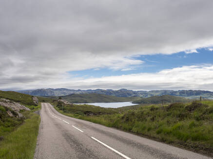 UK, Schottland, Wolken über leerer Asphaltstraße in den nordwestlichen Highlands - HUSF00298