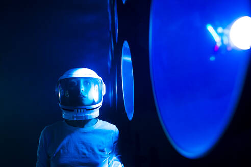 Astronaut mit Weltraumhelm bei blauem Licht - MEUF07838