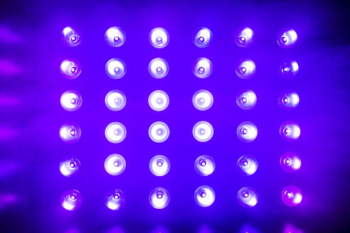 Beleuchtete Neonröhren im leeren Raum - MEUF07848