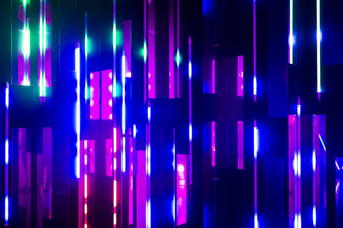 Leerer Raum mit abstrakter Neonbeleuchtung - MEUF07850