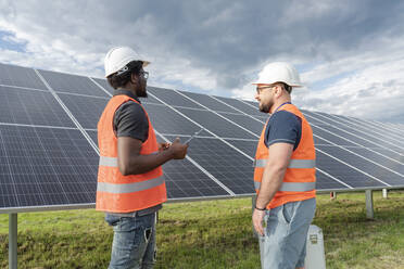 Multirassische Ingenieure diskutieren in der Solarstation - OSF00619