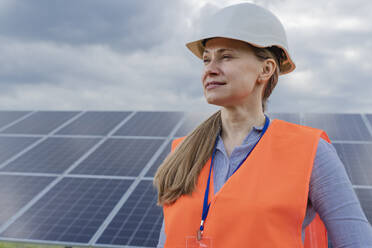 Nachdenklicher Ingenieur an der Solarstation - OSF00643