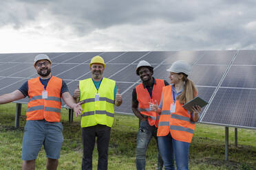 Glückliche Ingenieure stehen zusammen im Solarkraftwerk - OSF00658