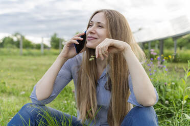 Lächelnder Ingenieur, der auf einem Feld mit seinem Smartphone spricht - OSF00673