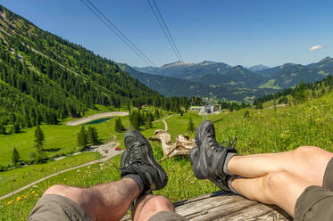 Älteres Paar entspannt sich auf einer Bank, Berg Nebelhorn, Allgäu, Bayern, Deutschland - FRF00961