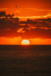 Orange bunte Sonnenuntergang Himmel mit Wolken in der Nähe von Meer - ADSF36295